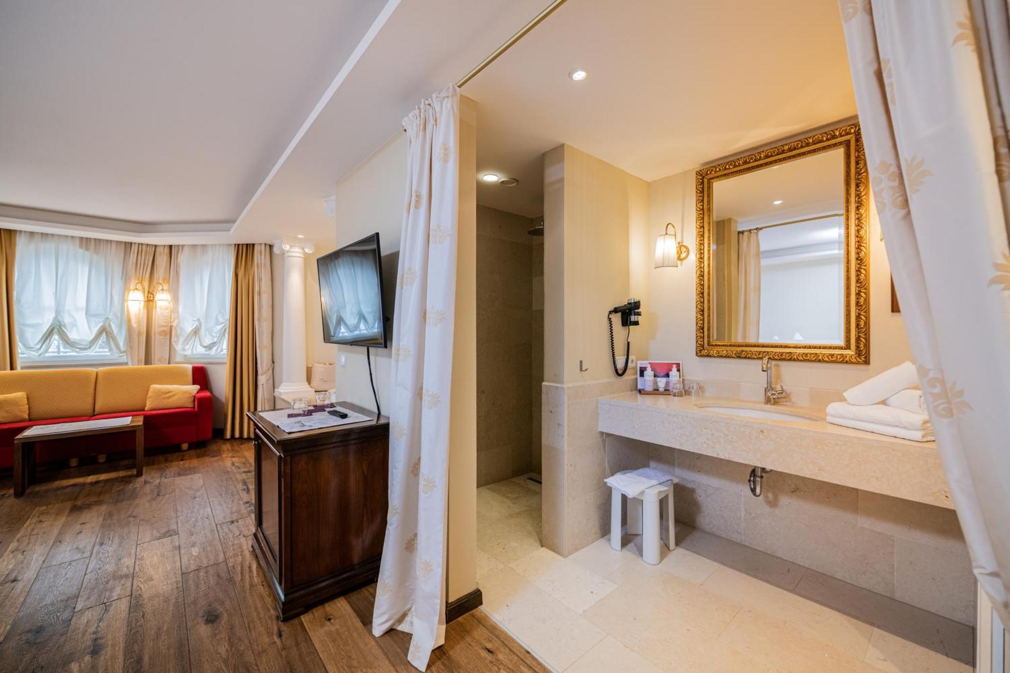 Hotel Fameli Olang الغرفة الصورة
