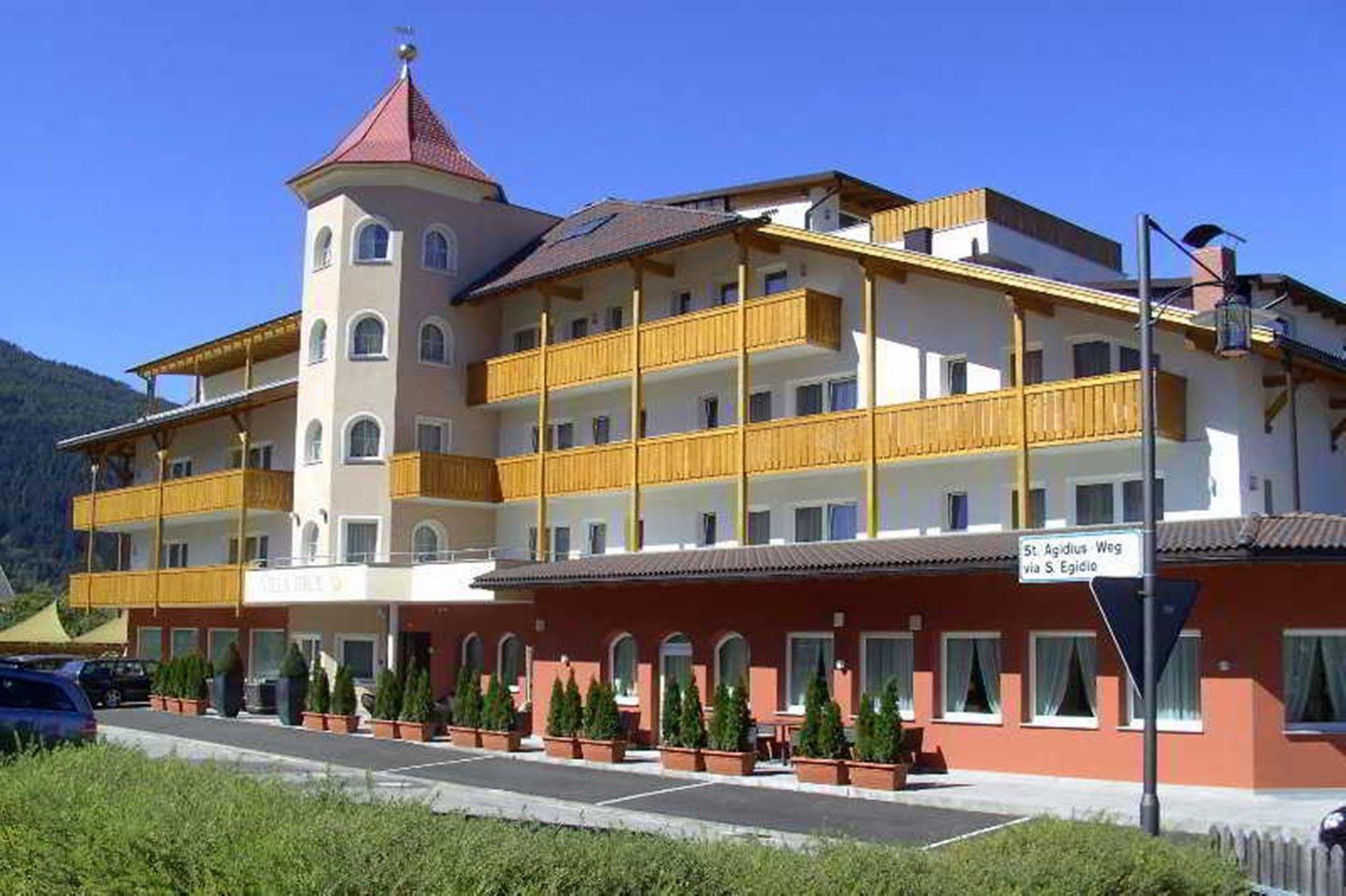 Hotel Fameli Olang المظهر الخارجي الصورة